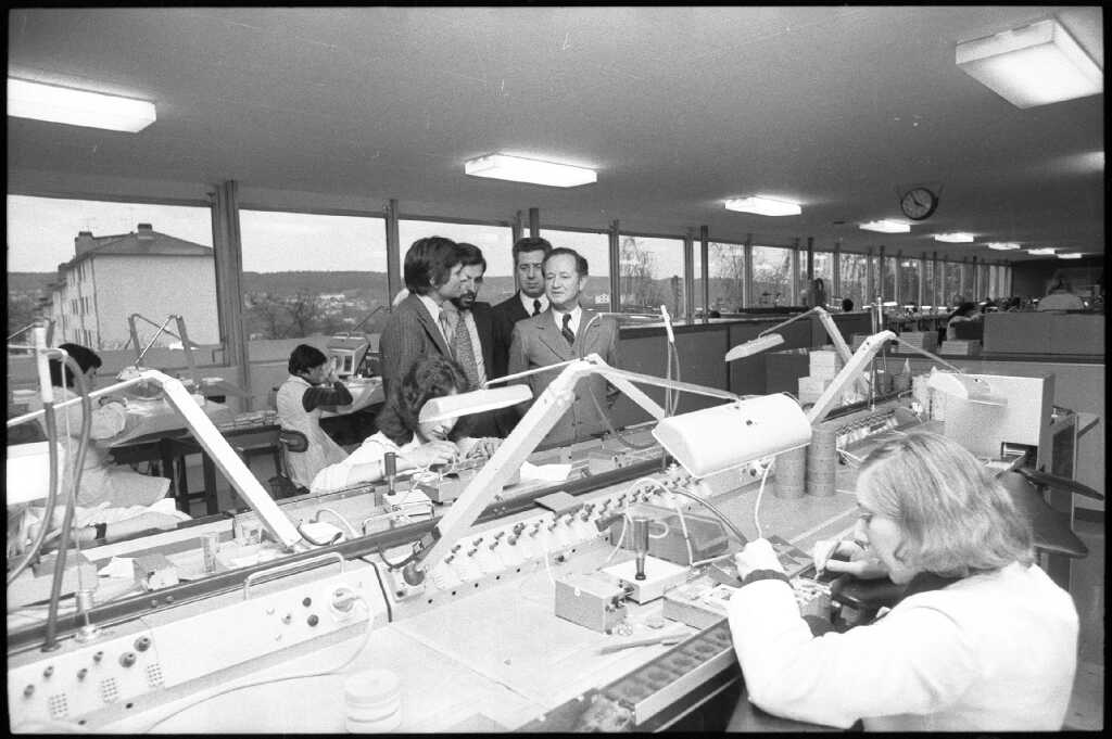 Usine YEMA _Chaîne de montage. Fenêtres de la façade en arrière plan. B. Faille - l'EST républicain N°917 Novembre 1977