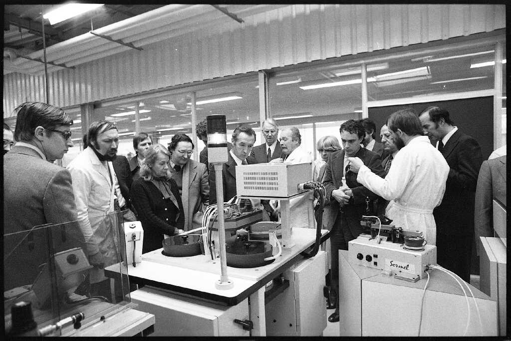 Usine YEMA _ Equipement Sormel au premier plan. L'usine YEMA se visite ! B. Faille - L'EST républicain N°926 Février 1978
