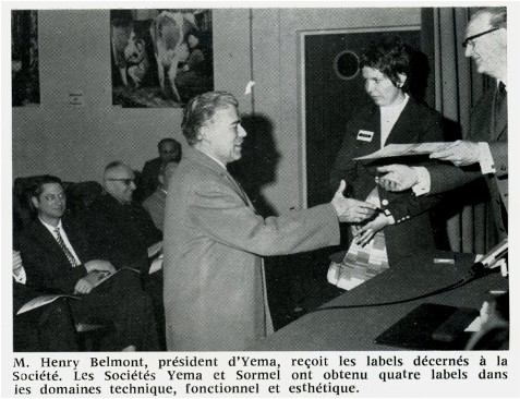 Histoire YEMA_Remise à son PDG, Henry Louis Belmont, des Label gagnés par YEMA/SORMEL au salon Micronora de 1970